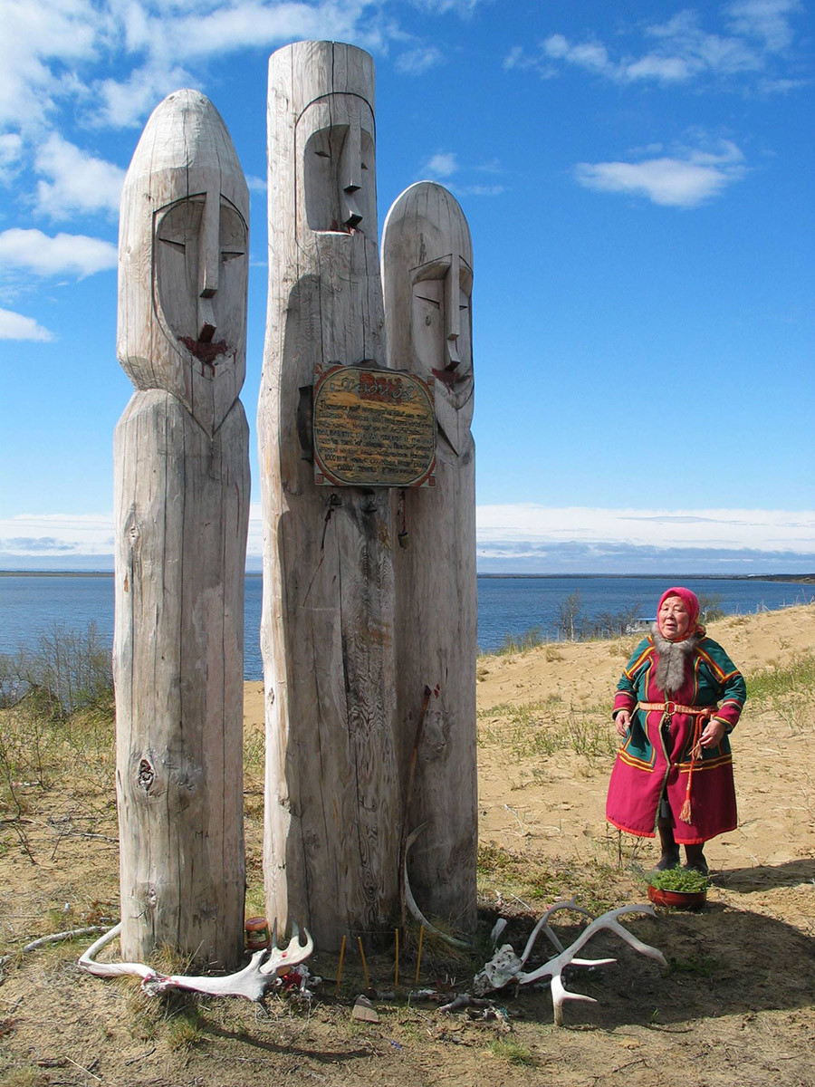 Patung ukir kayu 'Khebidya Ten' (Kenangan Suci) di Naryan-Mar.