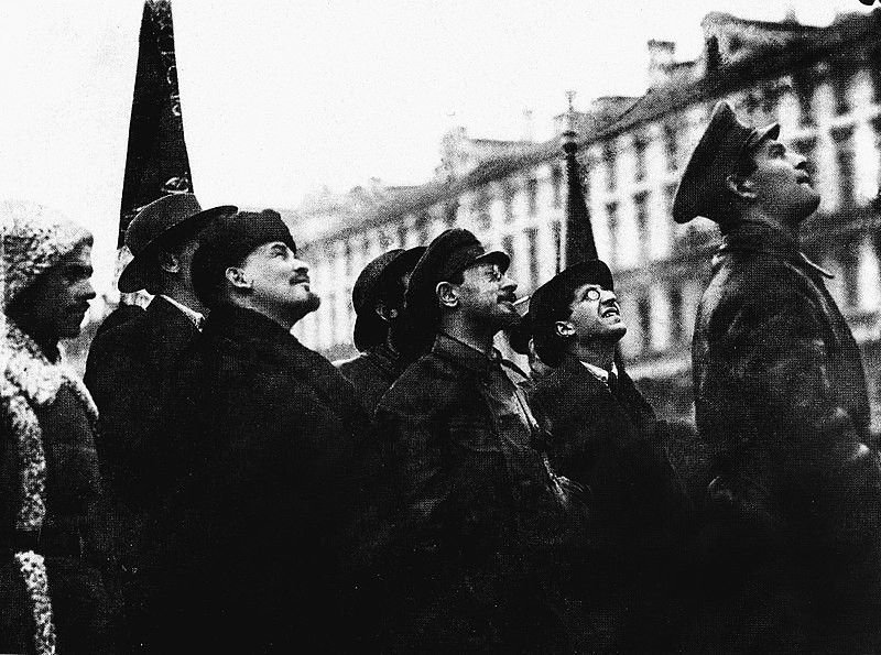 Yákov Mijáilovich Sverdlov (en el centro) junto a Lenin.