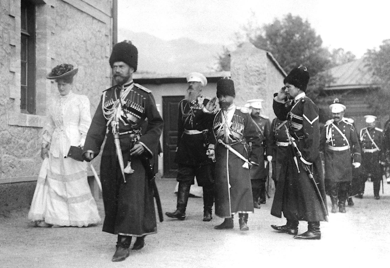Aleksandra Fjodorovna e Nicola II (con indosso un’uniforme cosacca), accompagnati dai cosacchi della Scorta, Livadia, Crimea, 1913
