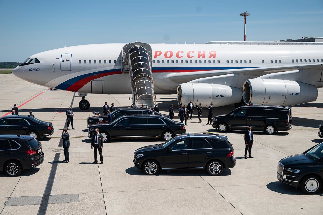Russlands Präsident Wladimir Putin verlässt sein Flugzeug Iljuschin Il-96 am Genfer Flughafen Cointrin zum US-Russland-Gipfel in Villa La Grange am 16. Juni 2021.