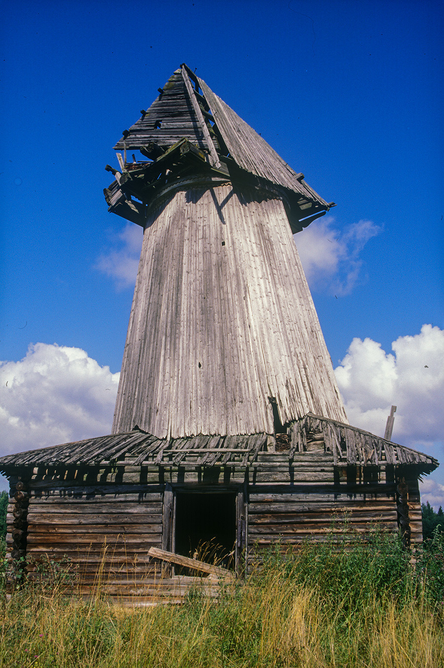 Zaharjevo. Ostanki mlina na veter. 7. avgust 2001
