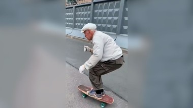 Пензионер од Санкт Петербург на 73 години со леснотија вози скејтборд (ВИДЕО)
