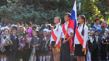 Од 1 септември во руските училишта секој ден ќе се крева државното знаме