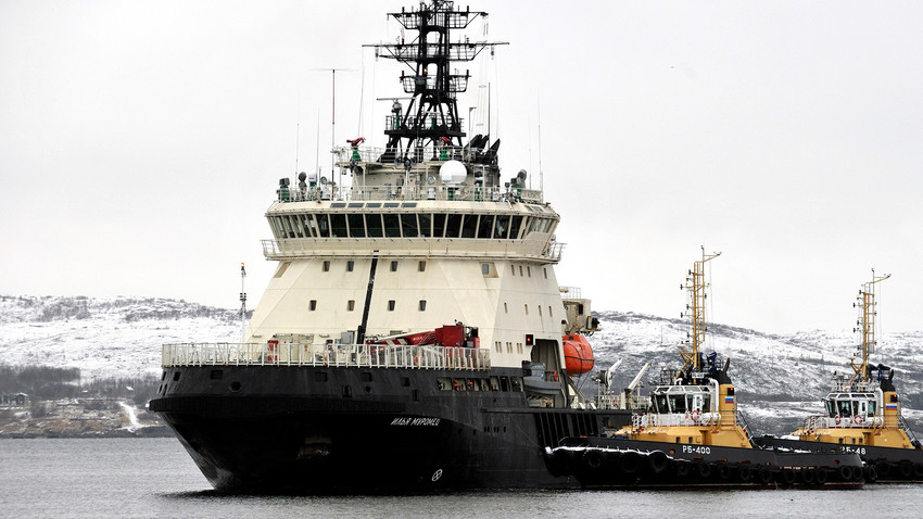 Un brise-glace russe de retour au port maritime de Severomorsk d'une expédition d'exploration des archipels de l'Arctique organisée par la Société russe de géographie et la Flotte du Nord de la Russie