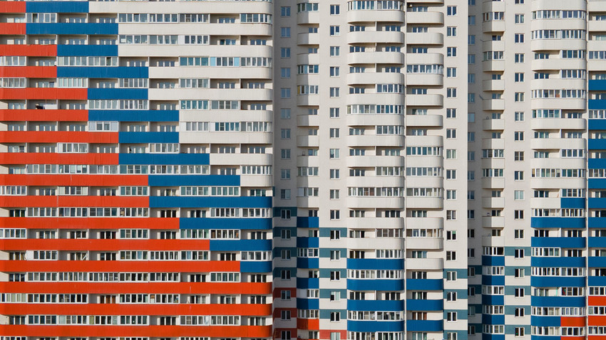 Pemandangan menunjukkan blok apartemen dengan fasad warna bendera Rusia di Sankt Peterburg, Rusia.