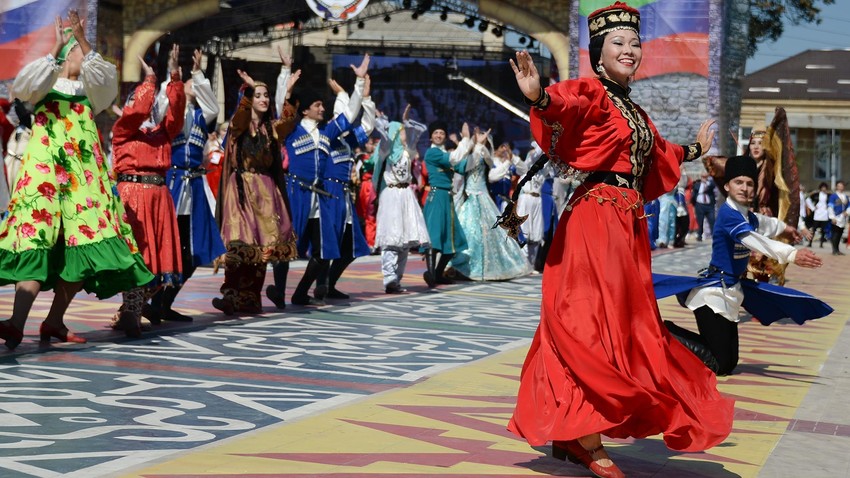 Teilnehmer des Festivals der nationalen Kulturen und Gehöfte der Völker Dagestans auf dem Platz der Freiheit im Rahmen der Feierlichkeiten zum 2000-jährigen Jubiläum von Derbent.