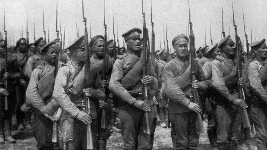 Ruska pehota med prvo svetovno vojno, oborožena s puškami Mosin-Nagant