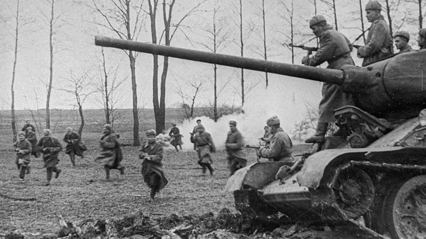 Carri armati sovietici e fanteria attaccano le posizioni tedesche. Ungheria
