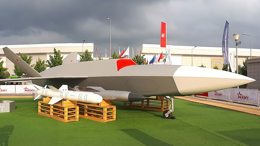 Макета на офанзивниот и извидувачки дрон „Гром“ на изложбата „Армија-2021“

