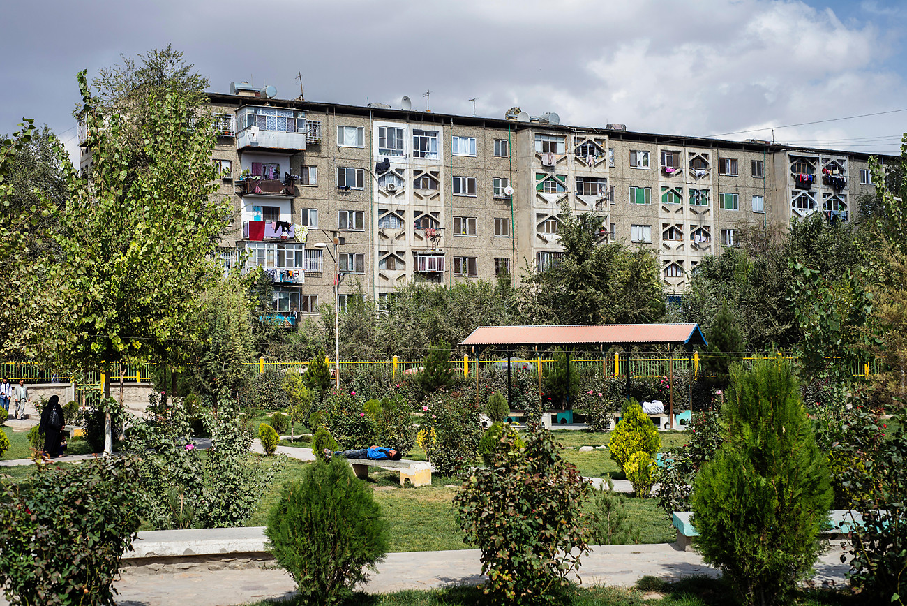 Vista de una casa de apartamentos de varios pisos desde el parque en el Tercer Macrorayon, barrio construido por casas de apartamentos soviéticas de varios pisos durante la cooperación militar soviético-afgana. 