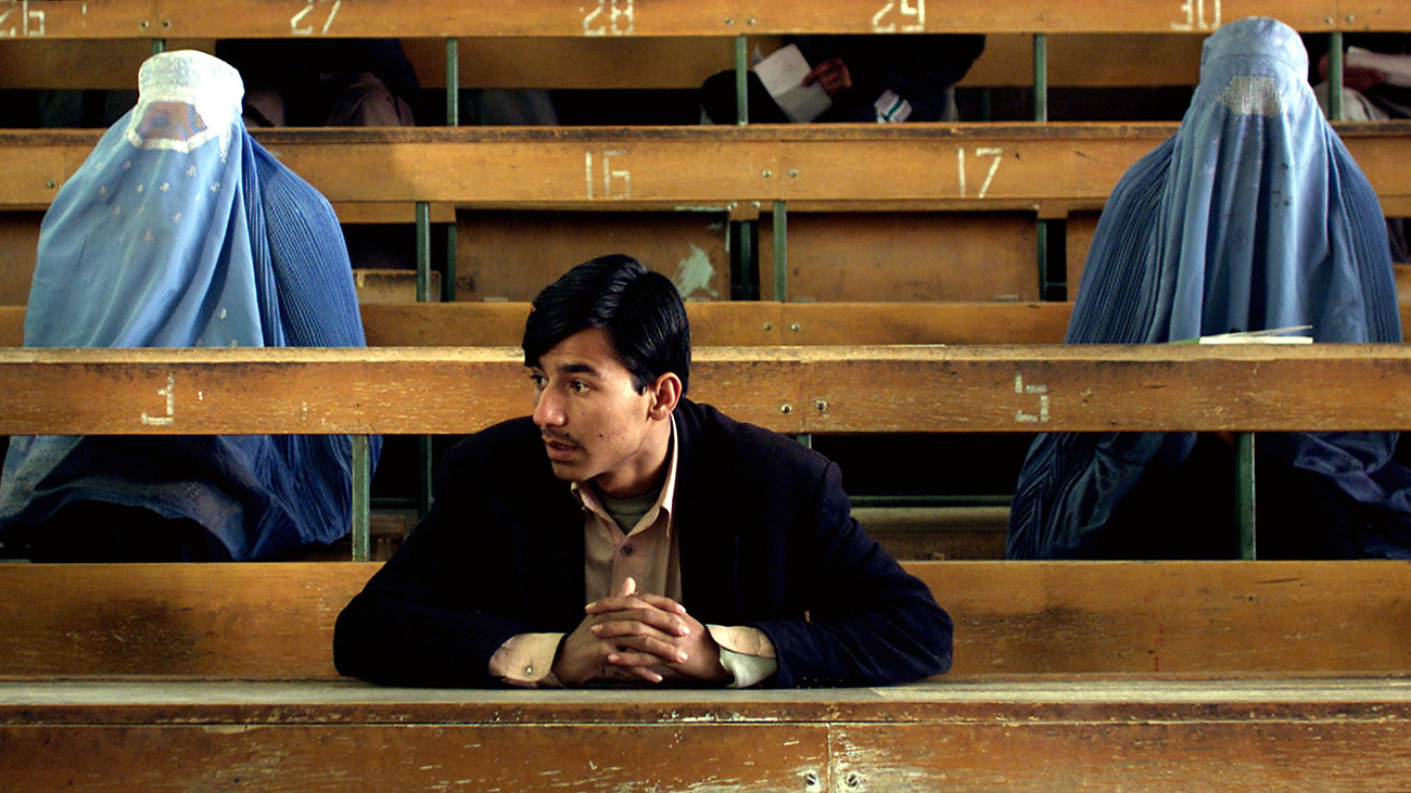 Estudiantes afganos se preparan para realizar un examen de acceso a la universidad en el Politécnico de Kabul.