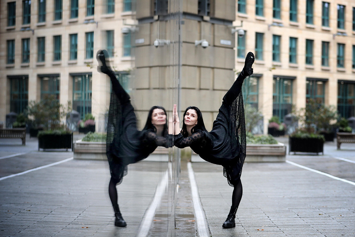 Примабалерината на Кралскиот балет, Наталија Осипова, настапува надвор од Меѓународниот конференциски центар во Единбург, учествувајќи во новиот современ балет „Мајка“