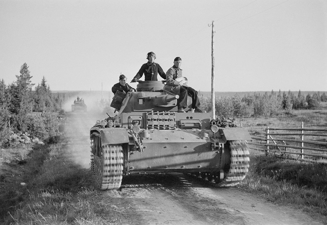 Colonne de chars allemande durant l'offensive sur le chemin de fer de Mourmansk, 1941