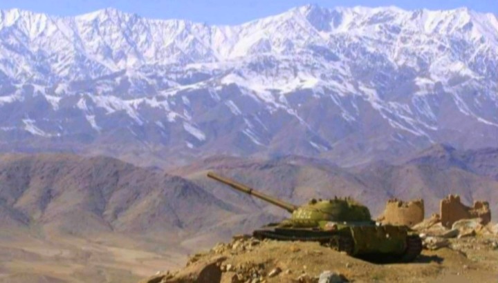 T-62 en la posición de disparo en algún lugar de las montañas afganas.