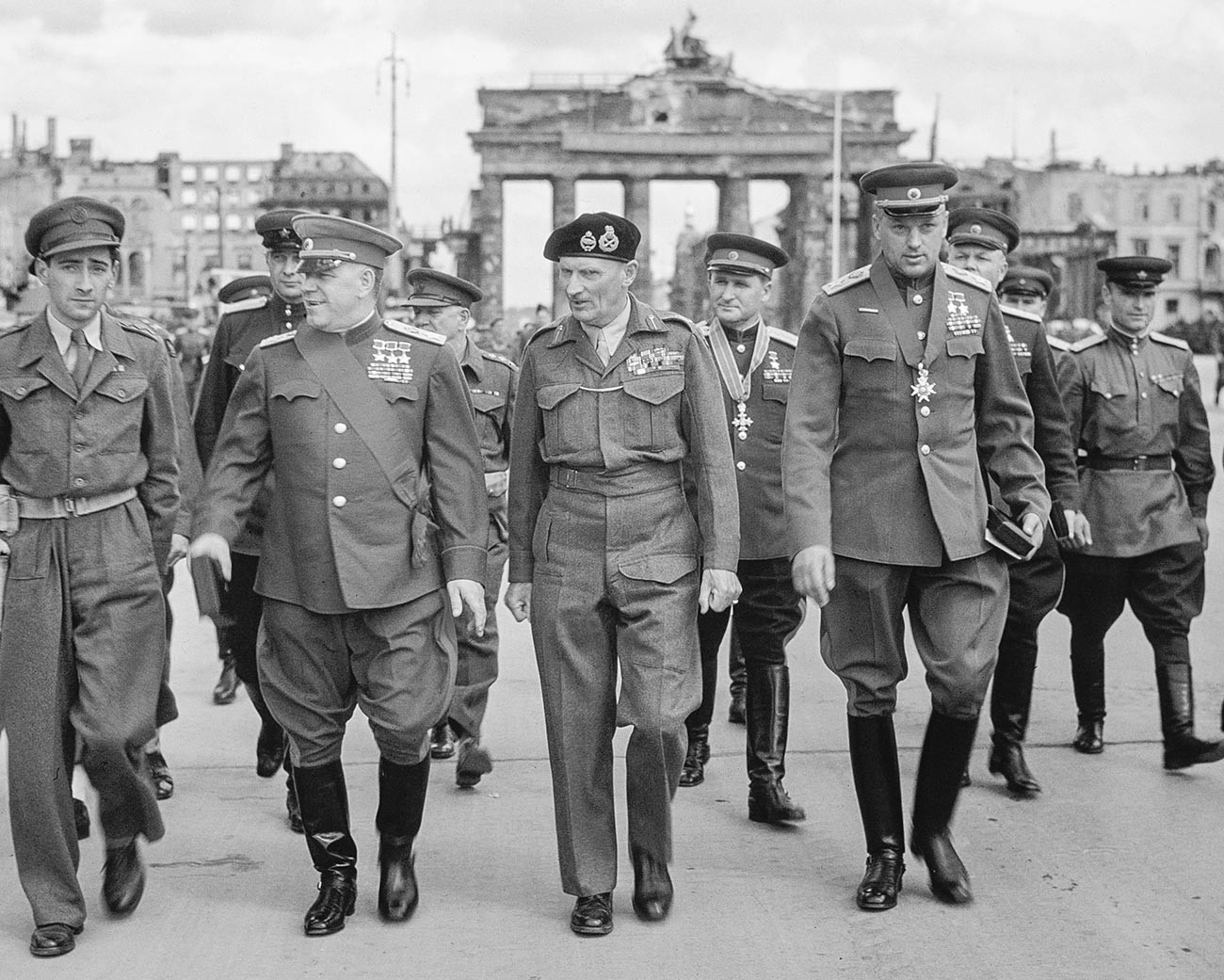 Le maréchal Gueorgui Joukov, le maréchal britannique Bernard Montgomery et le maréchal Constantin Rokossovski à Berlin