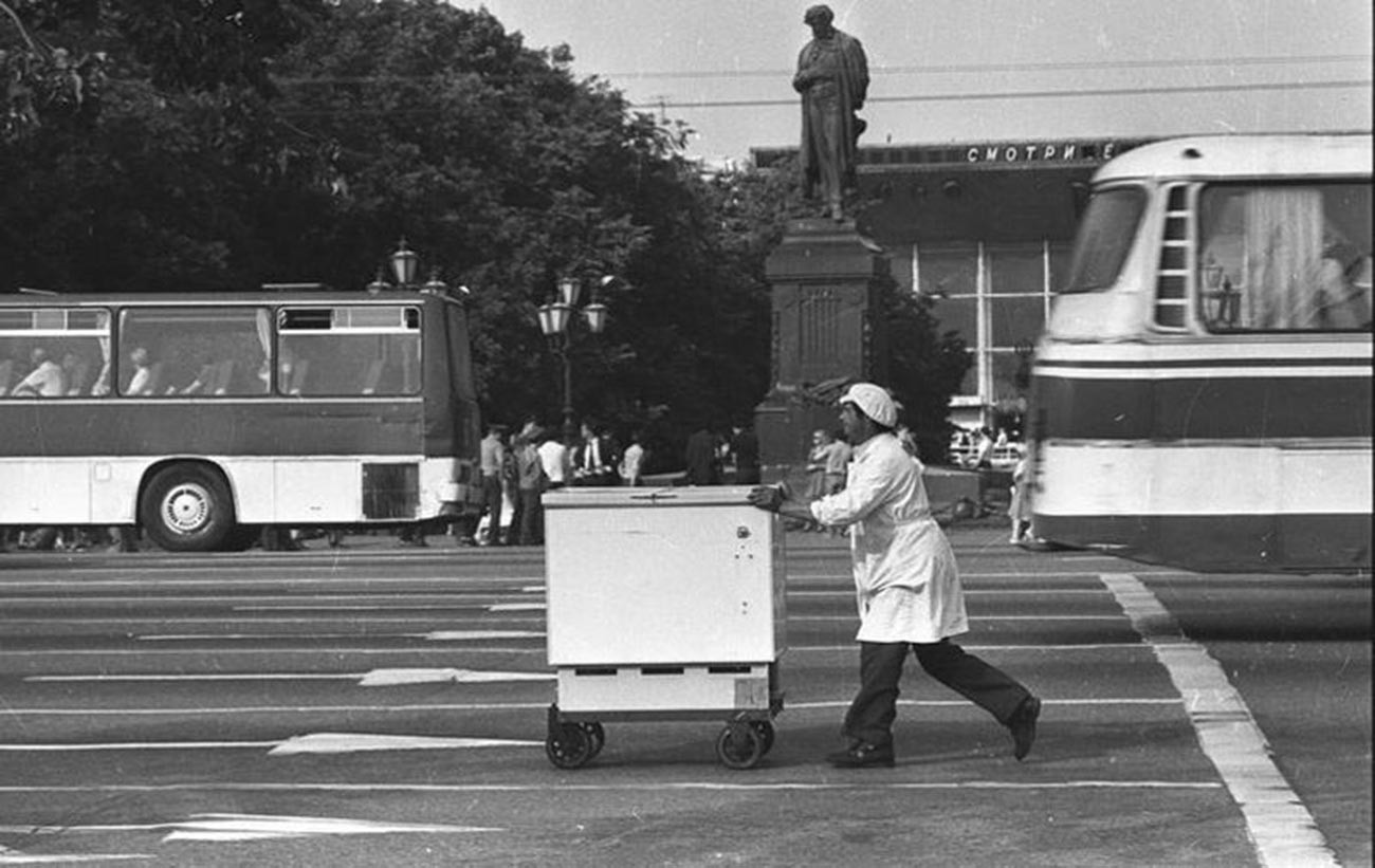 ゴーリキー通り（現トヴェルスカヤ通り）のアイスクリーム売り、1980年代