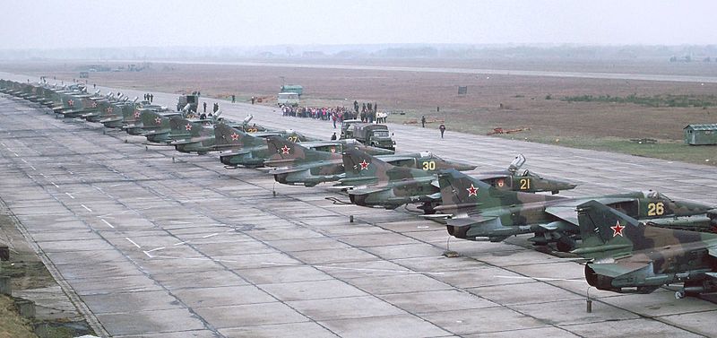 Cerca de la mitad de los 38 MiG del 19º Regimiento de Aviación de Cazabombarderos de la Guardia en Lärz (Alemania), listos para volver a Rusia. (1993-94)