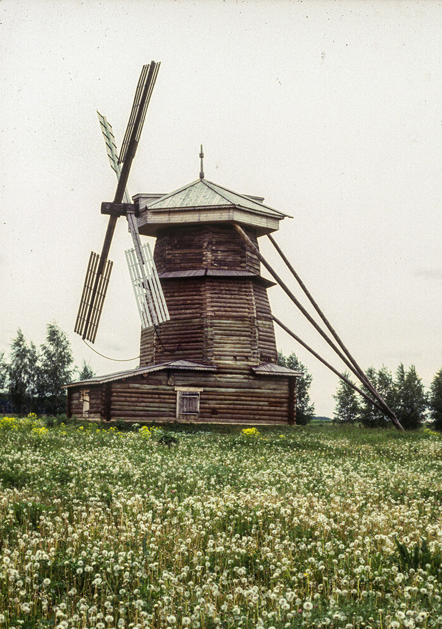 Parc du musée de Souzdal. Moulin à vent sur tour, à l'origine situé dans le village de Mochok