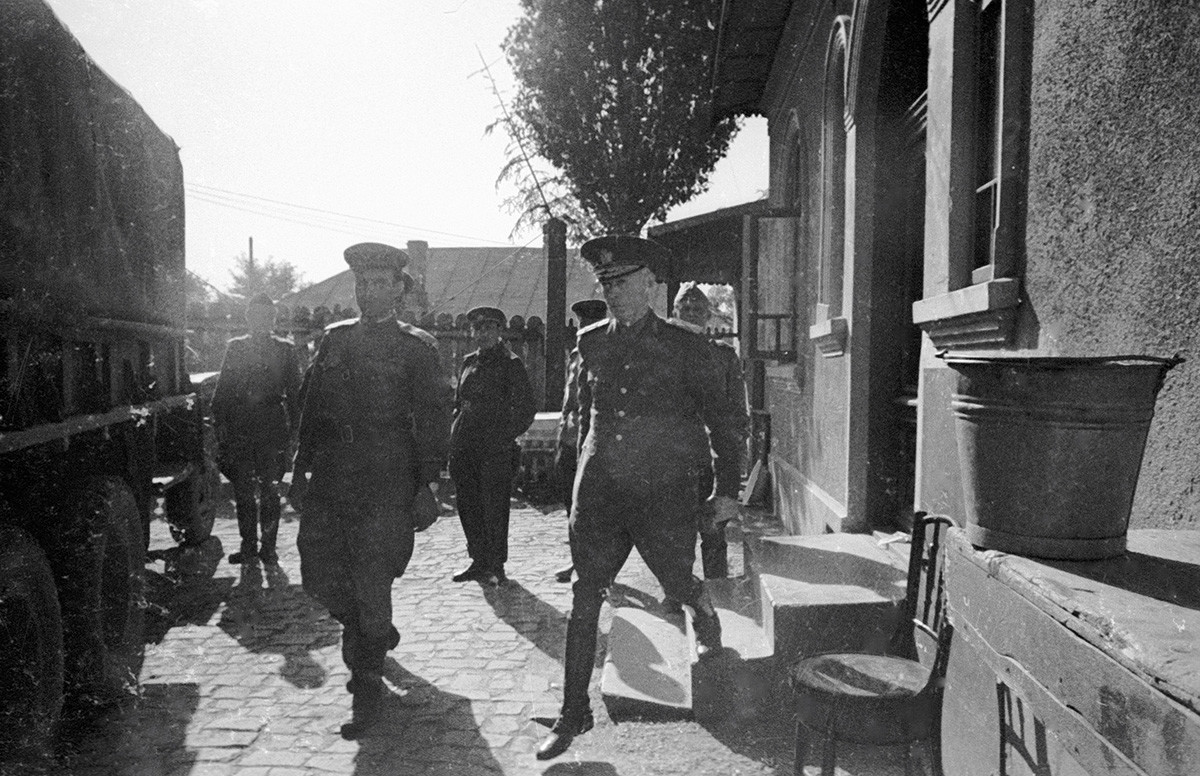 Арестованный Ион Антонеску в расположении советских войск.