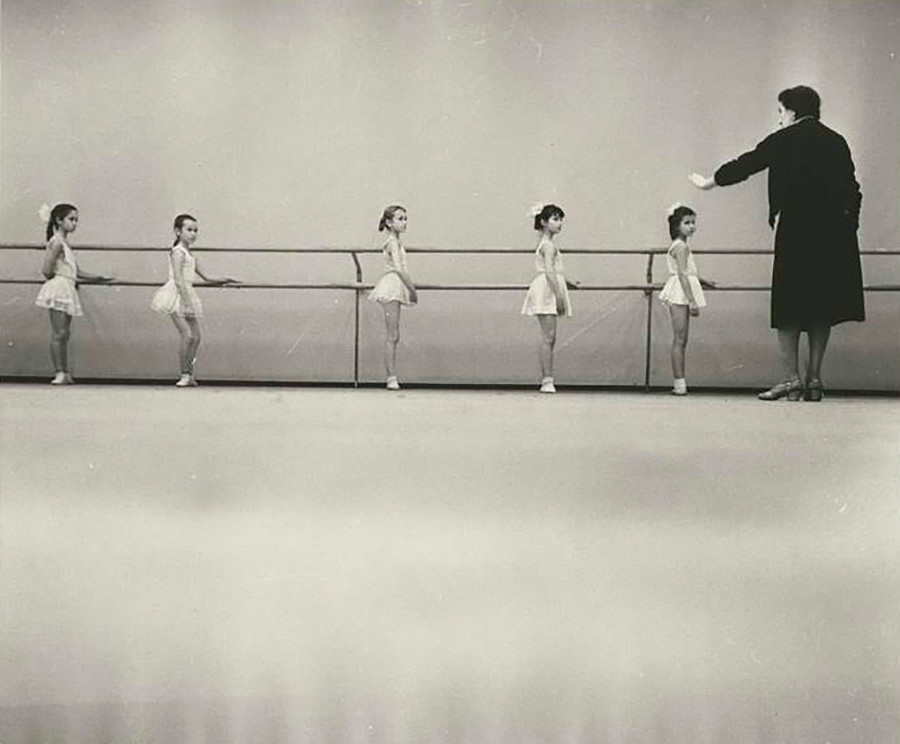 Schulmädchen in einer Ballettstunde im Palast der Pioniere, 1962.