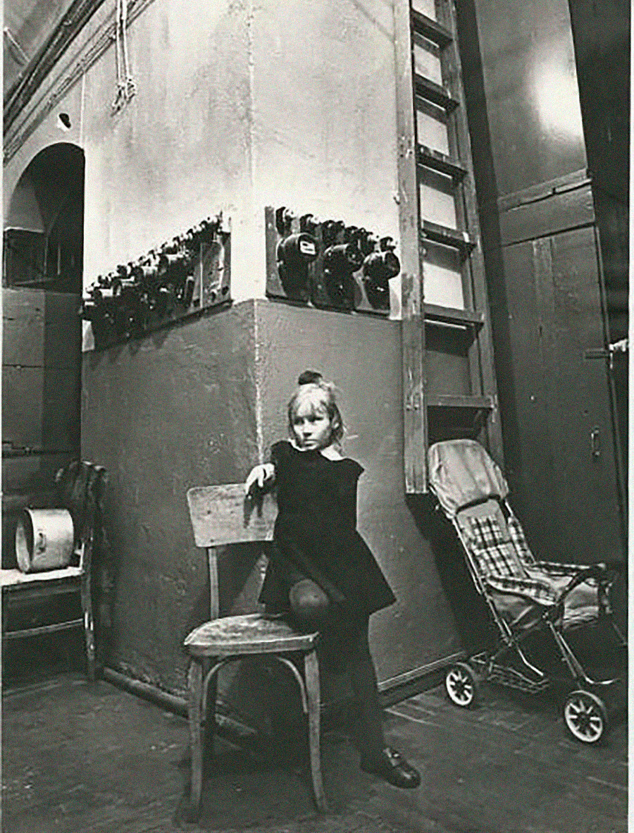Ein Mädchen posiert in einer Gemeinschaftswohnung.