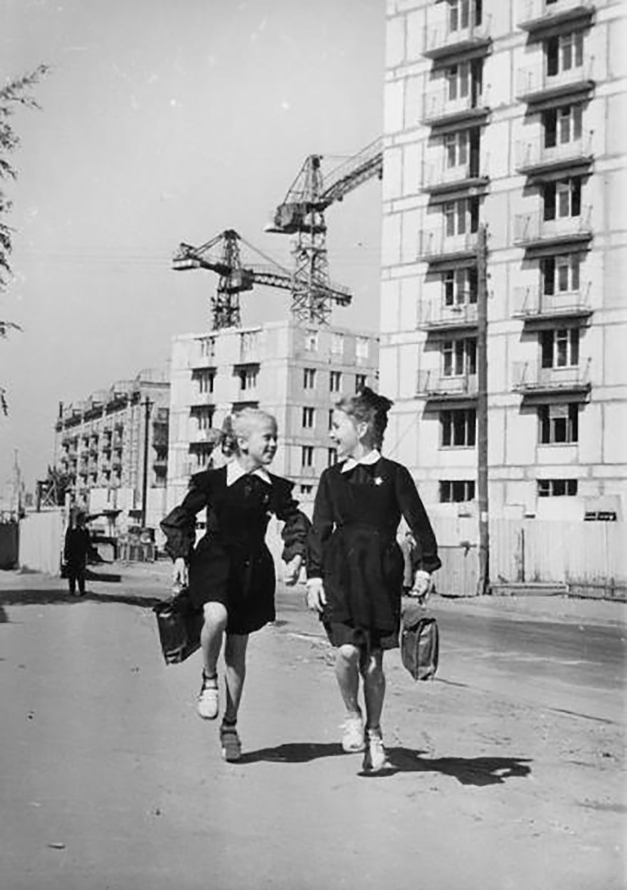 „Neue Siedler“ – Zwei Mädchen auf dem Weg zur Schule, 1966.