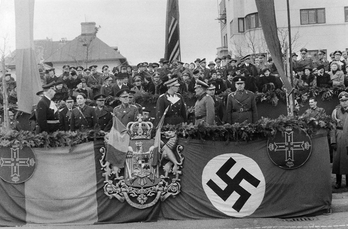 Desfile de las tropas en Bucarest con motivo de la adhesión de Rumanía al Pacto Tripartito, 1940.
