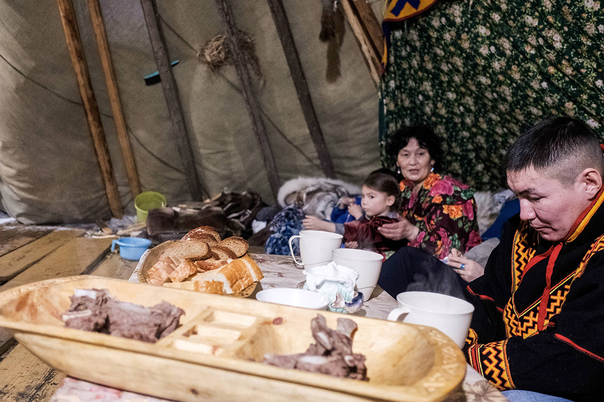 Ein Rentierhirte beim Essen in einem Kumpel im Dorf Gornoknjasewsk, Bezirk Priuralski.