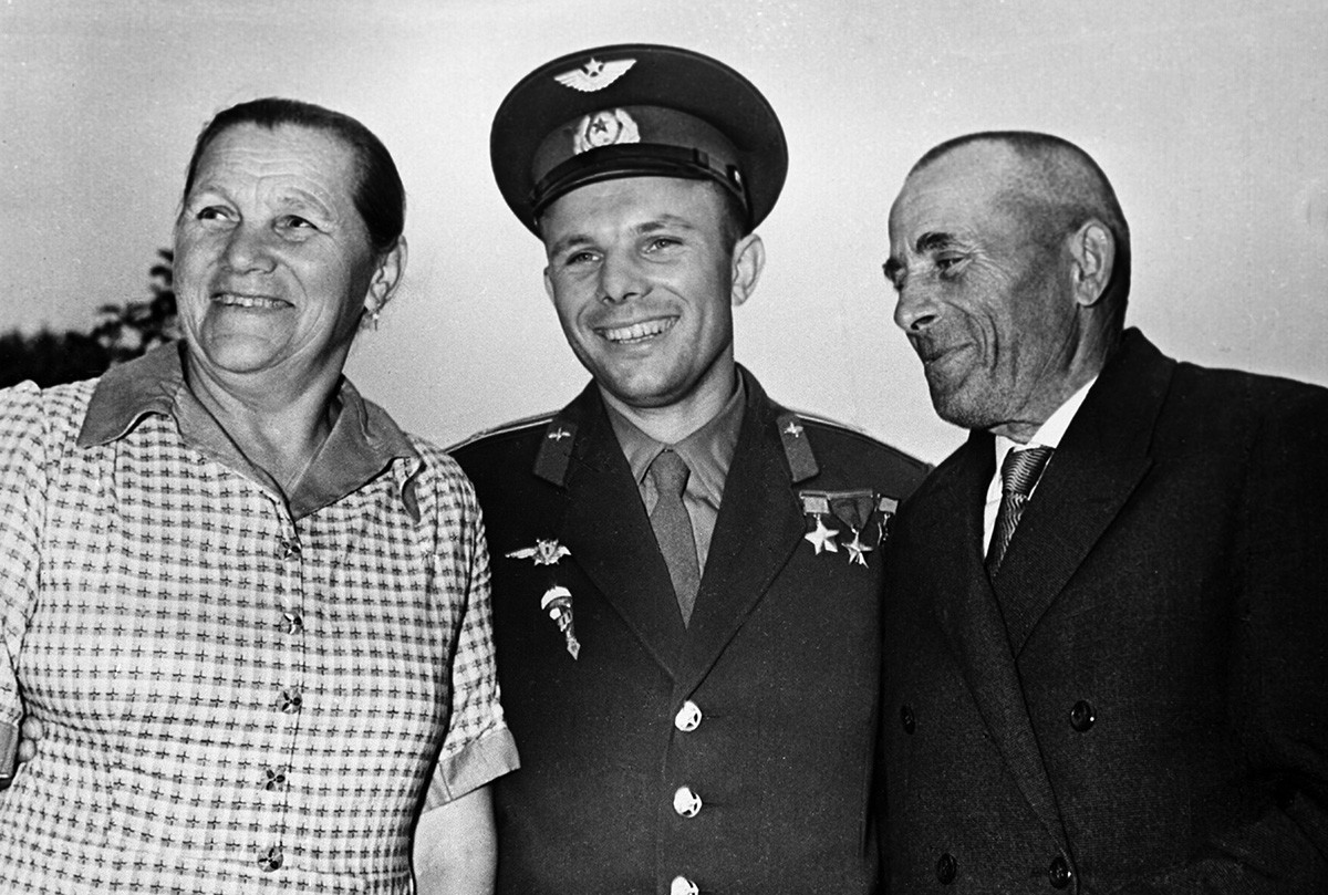Jurij Gagarin s roditeljima, majkom Anom i ocem Aleksejem, 1961. 
