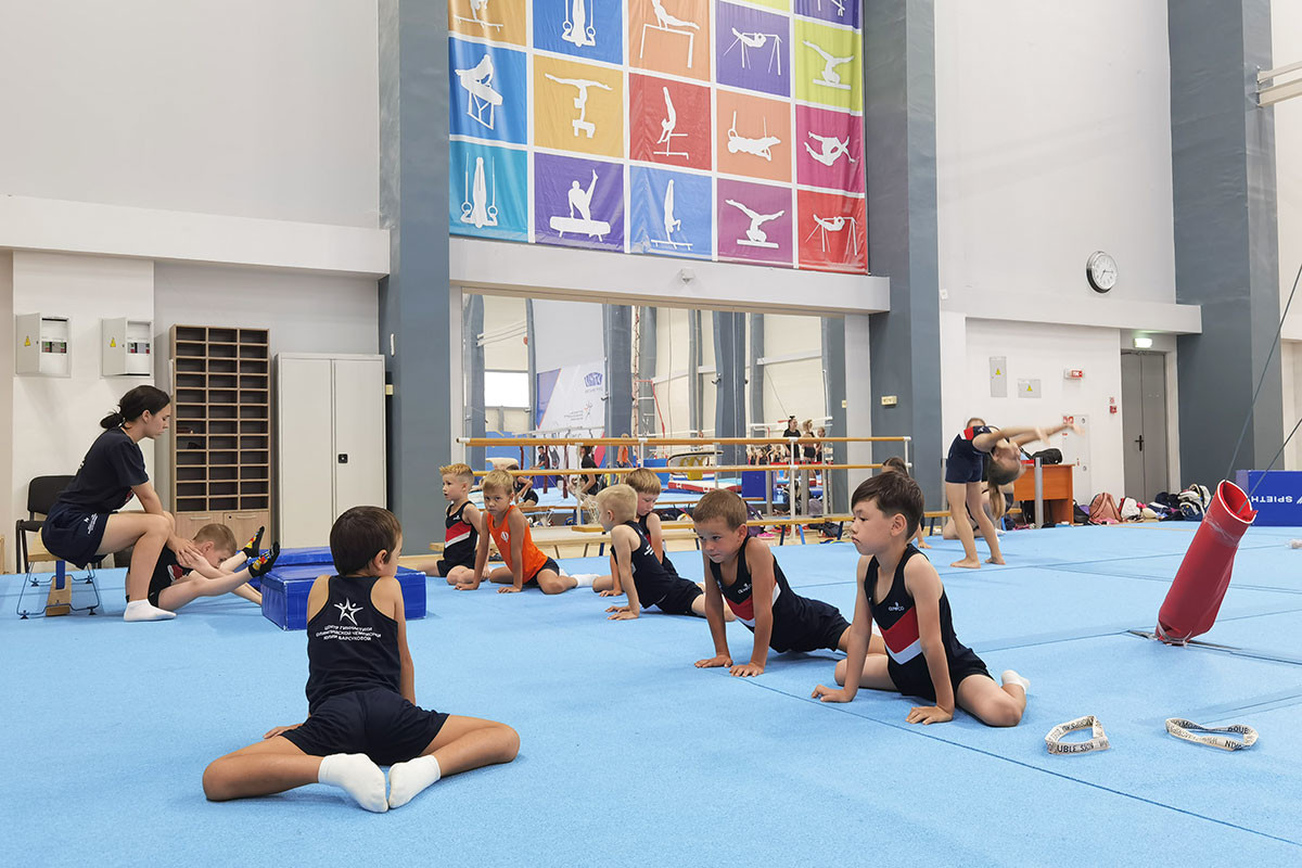 Раушанья Габитова во время тренировки по акробатке в центре олимпийской чемпионки Юлии Барсуковой
