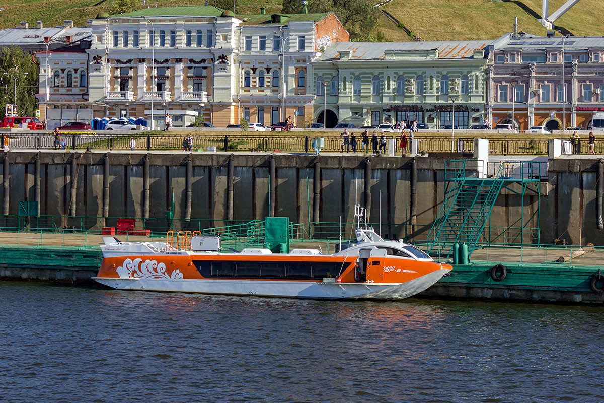 Брод са подводним крилима „Валдај“ у пристаништу речне станице у Нижњем Новгороду.