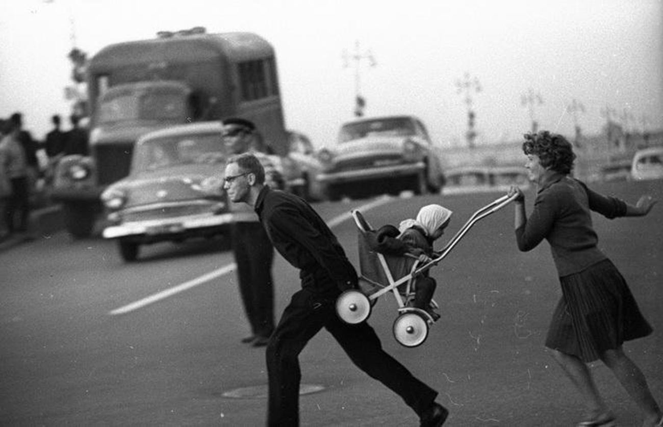 En traversant l'avenue, 1963