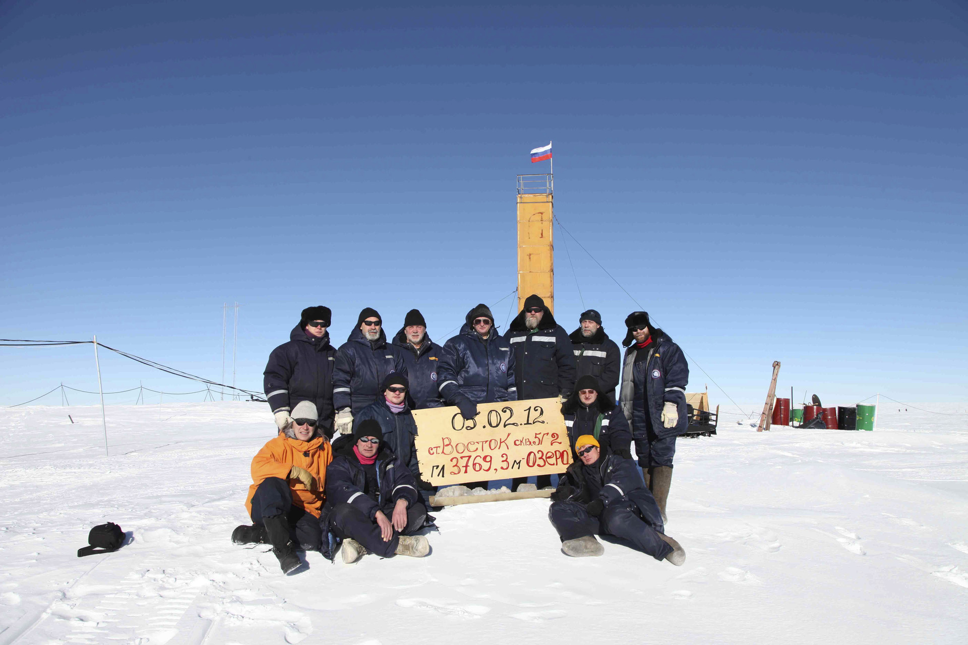 Des chercheurs posent pour une photo à la station Vostok en Antarctique