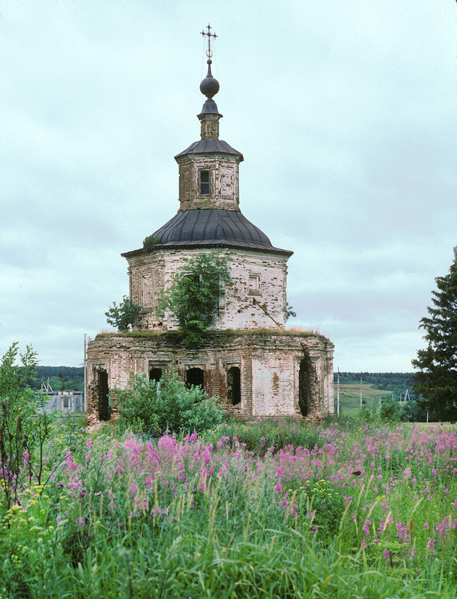 Gleden. Church of St. John of Ustyug at Pukhovo (Descent of the Holy Spirit). Built in 1764 by Trinity Monastery to commemorate the birth of St. John of Ustyug, the abandoned church collapsed in 1999. July 27, 1996