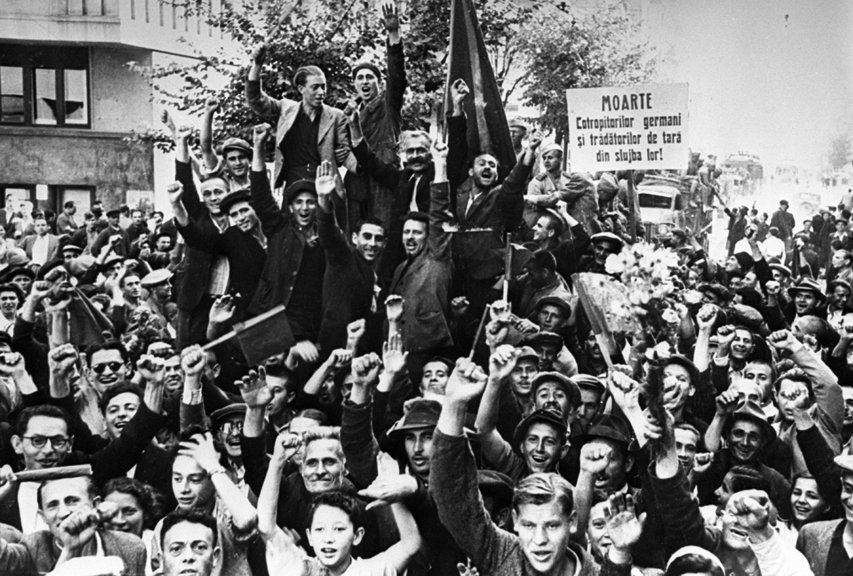 Großer Vaterländischer Krieg 1941-1945 Befreiung Rumäniens von den deutschen faschistischen Invasoren. Einwohner von Bukarest treffen auf die sowjetische Armee. August 1944.