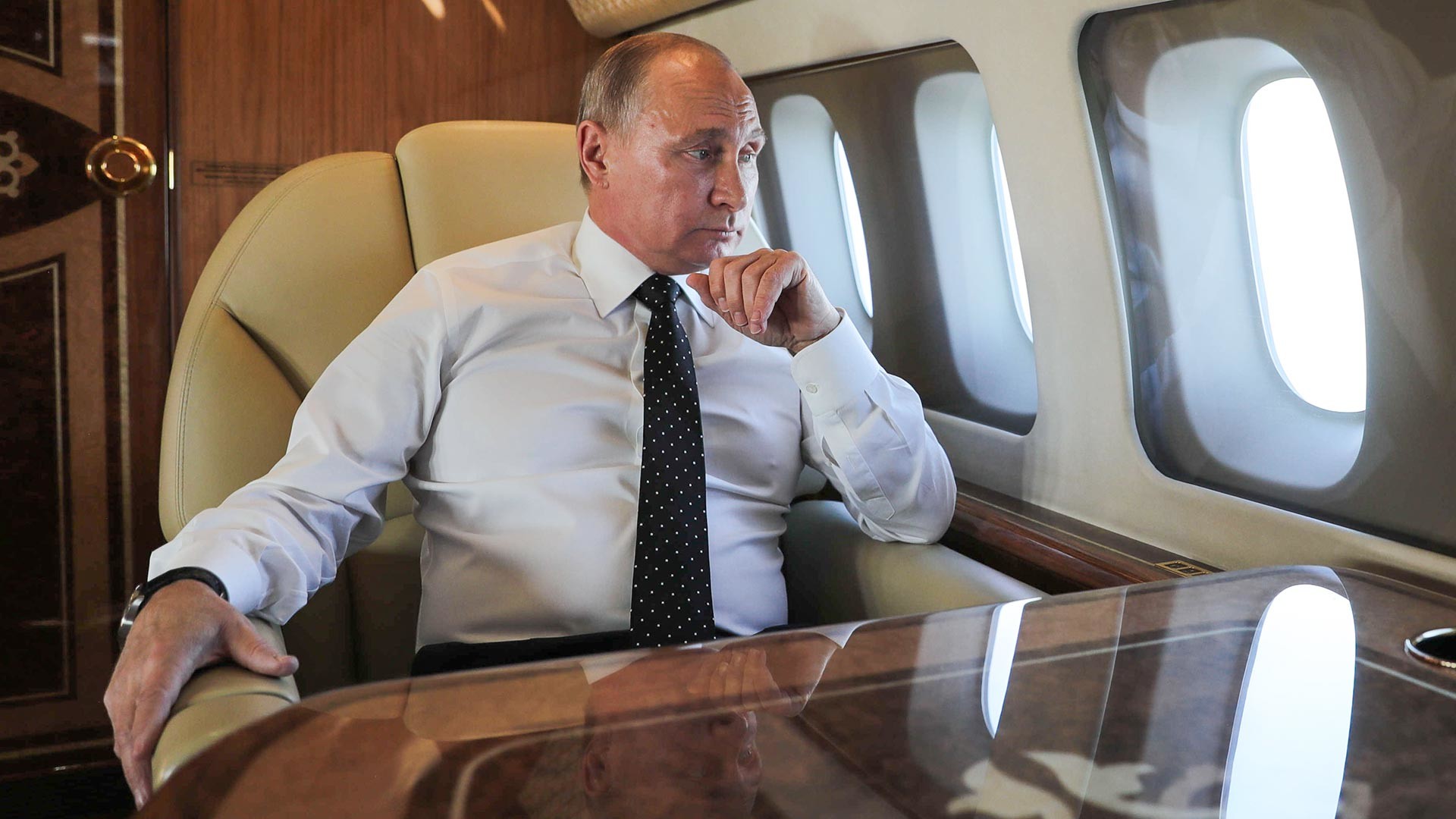 Vladimir Poutine à bord de son avion lors d'un vol vers la base aérienne de Hmeimim située en Syrie