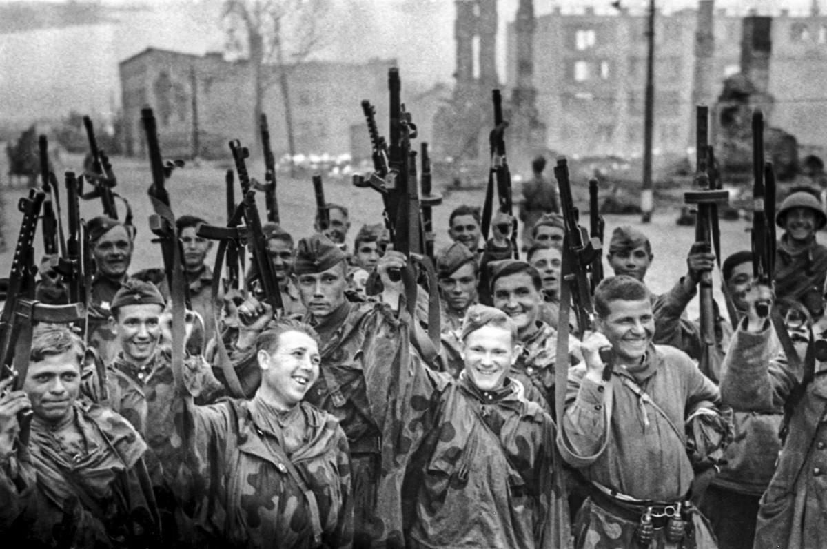 Советские войска в освобожденном Выборге.