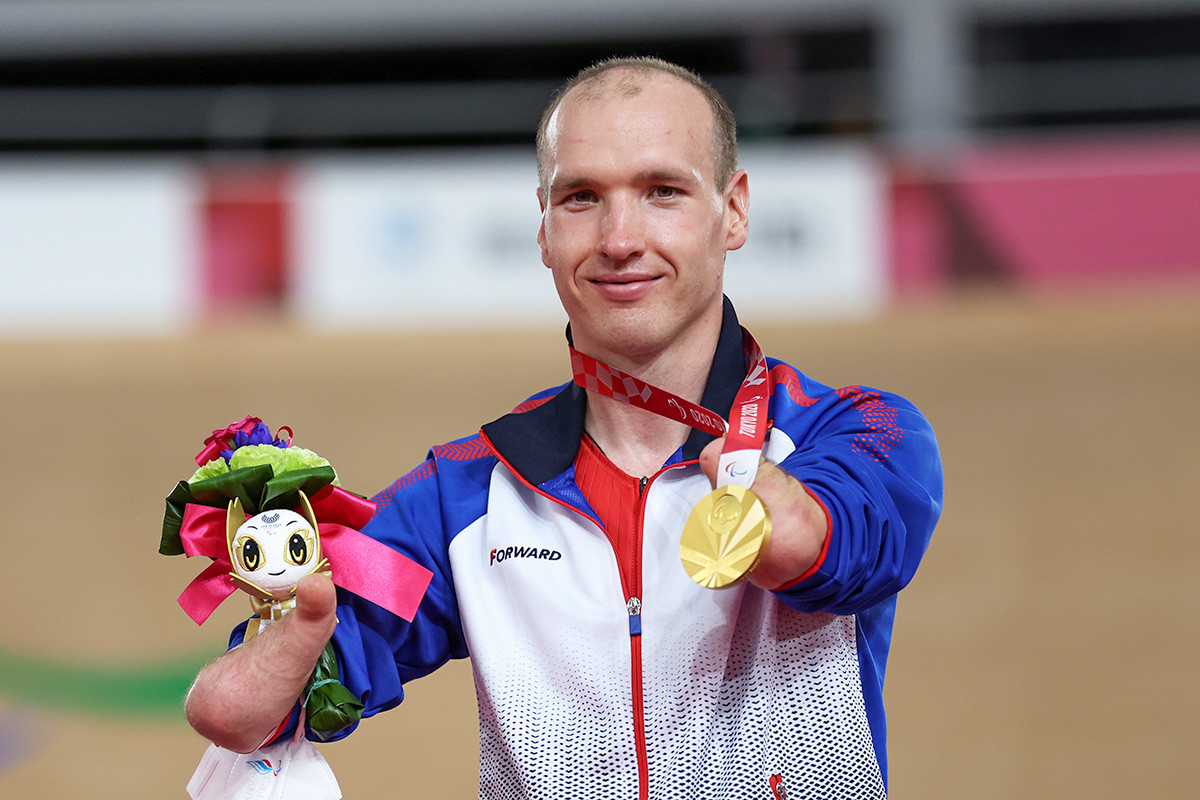 Atlet Rusia peraih medali emas Mikhail Astashov merayakan kemenangan di podium selama upacara penyerahan medali pada Paralimpiade Tokyo 2020.