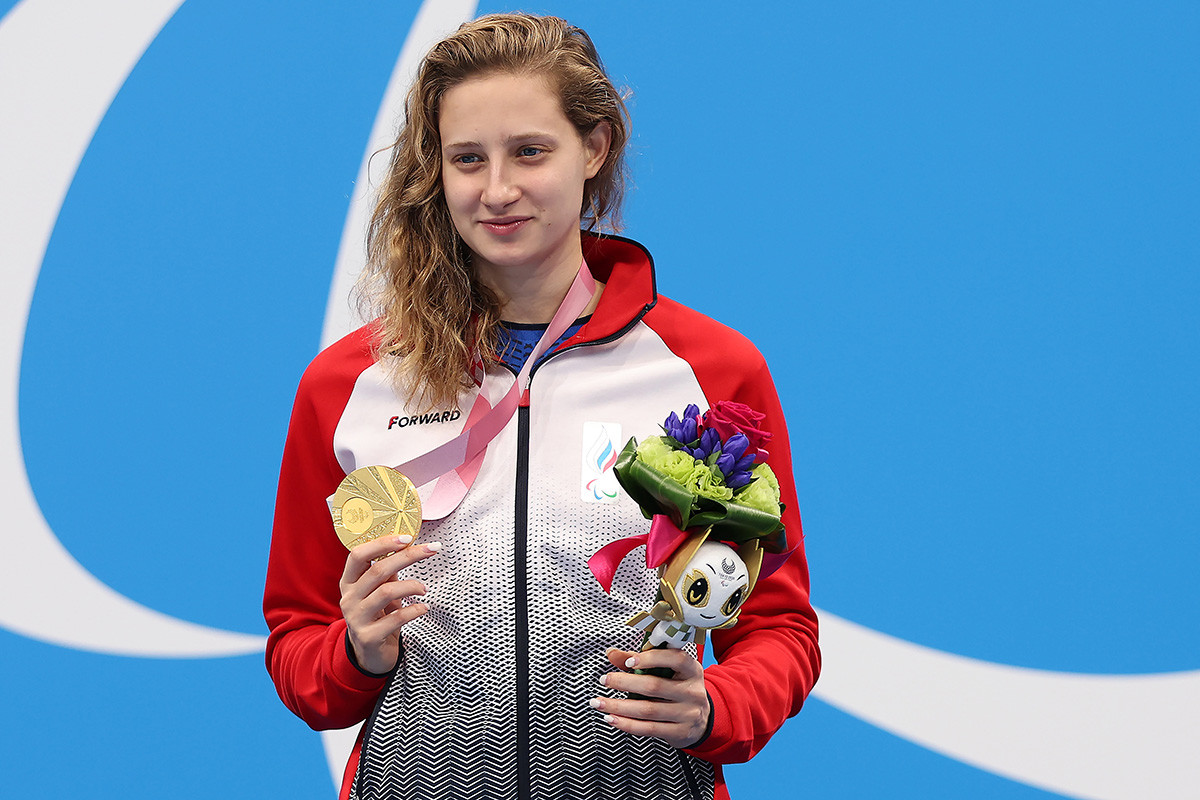 Atlet Rusia Valeriia Shabalina merayakan kemenangan pada upacara penyerahan medali nomor gaya ganti perorangan 200 meter Paralimpiade Tokyo 2020.
