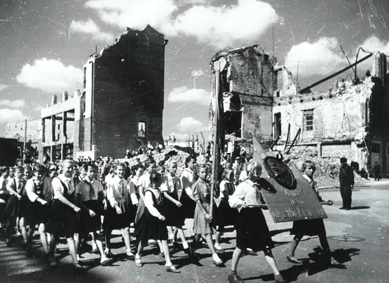 Demonstração de 'pioneiros', análogos dos escoteiros, em Stalingrado.