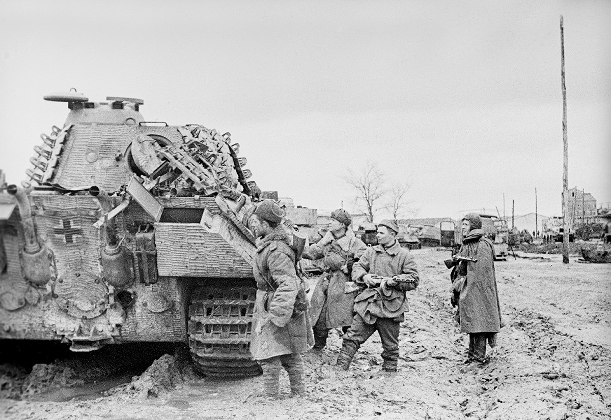 Корсуњ-шевченковска офанзивна операција. Борци Другог украјинског фронта осматрају  заплењену технику Хитлерових трупа. Велики отаџбински рат 1941-1945.