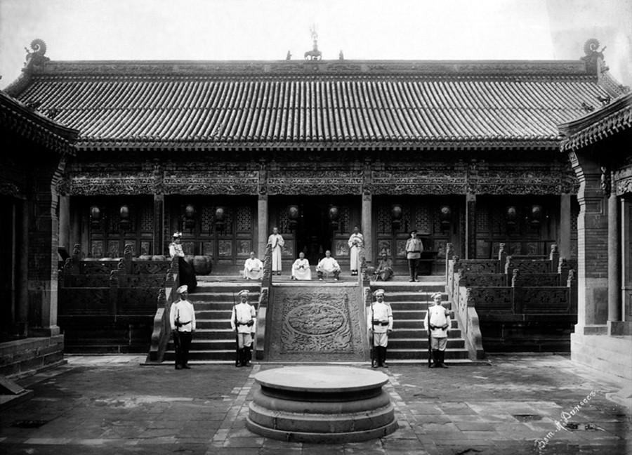 寺院にいるロシア人兵士、中国