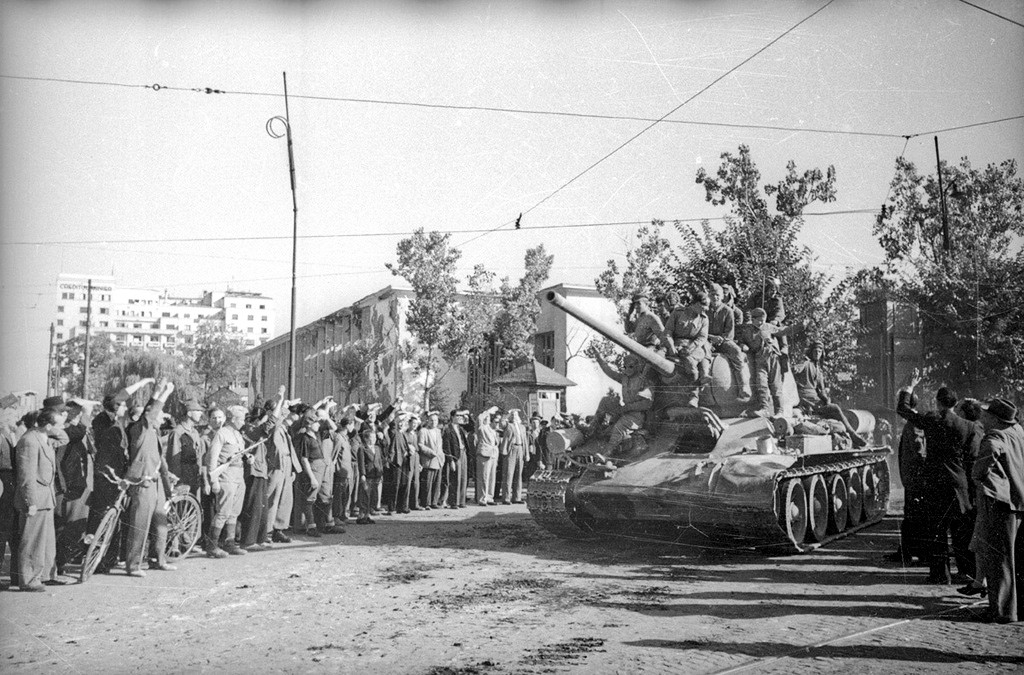 Sovjetski tenkovi na ulicama Bukurešta. 