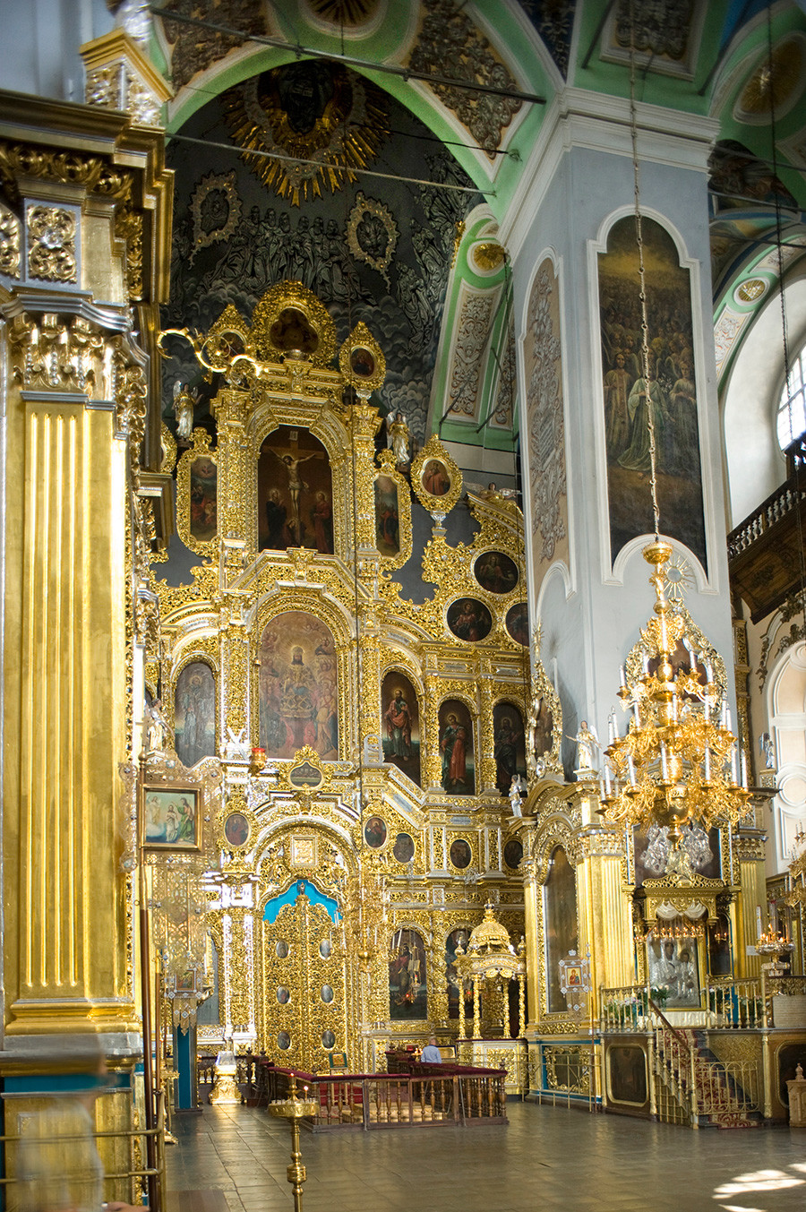 Smolensk. Cathédrale de la Dormition, vue de l’iconostase et du balcon avec une reproduction de l’icône de Notre-Dame de Smolensk