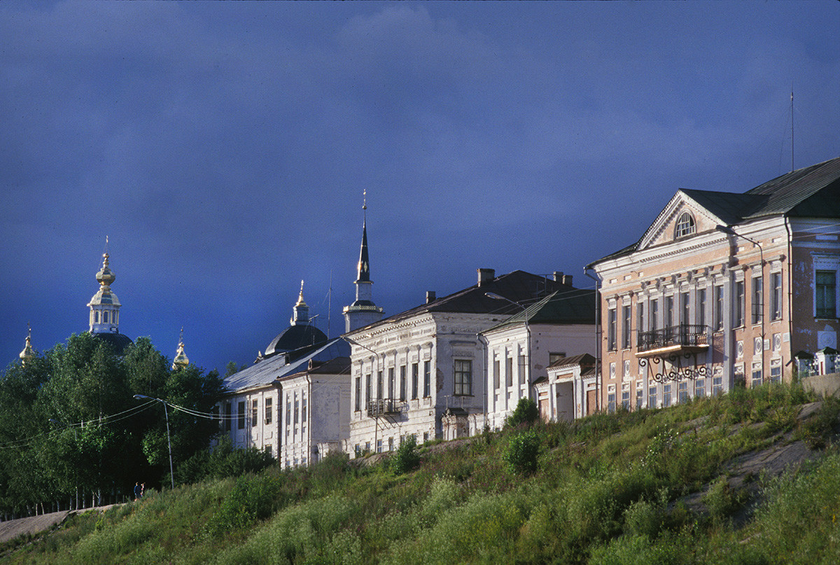 Veliki Oustioug. Berge de la rivière Soukhona avec les anciennes maisons des riches marchands. Sur la droite : manoir de Grigori Oussov (fin XVIIIe siècle)