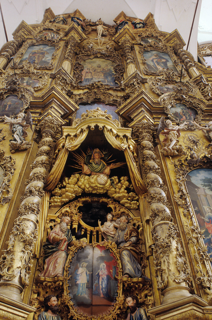 Monastère de la Trinité de Gleden. Iconostase de la cathédrale de la Trinité. Au centre : porte royale (entrée vers l’autel). En haut : statue en bois du Christ sur la croix