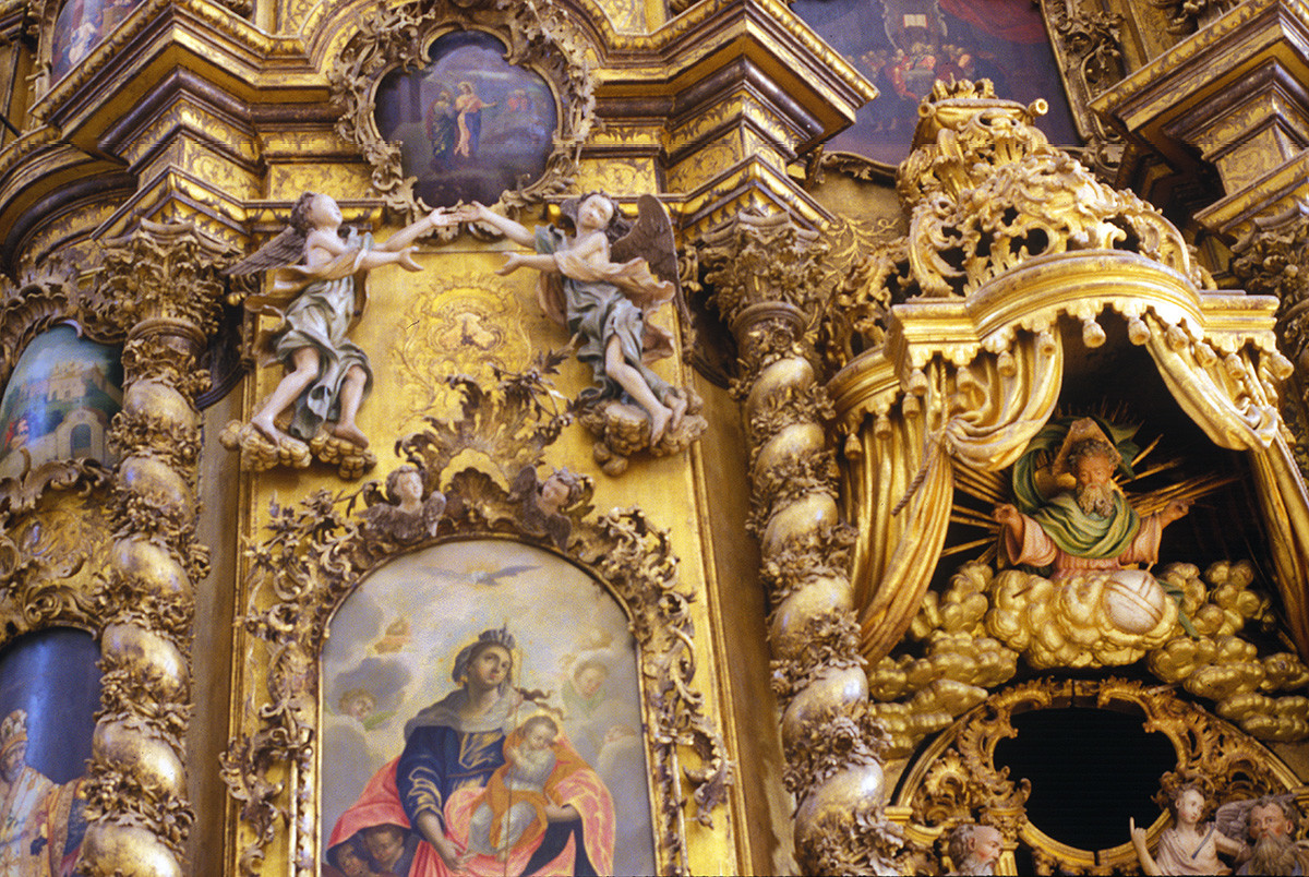Monastère de la Trinité de Gleden. Iconostase de la cathédrale de la Trinité. Voûte de la porte royale avec sculpture de Dieu. À gauche : icône de la Vierge Marie avec le Christ enfant