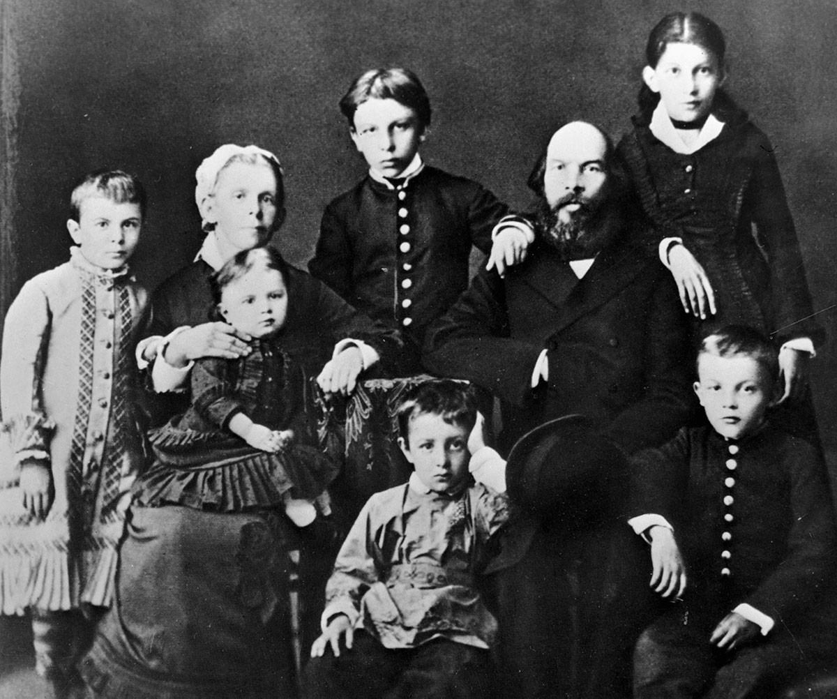 La famille Oulianov en 1879, Vladimir étant tout à droite