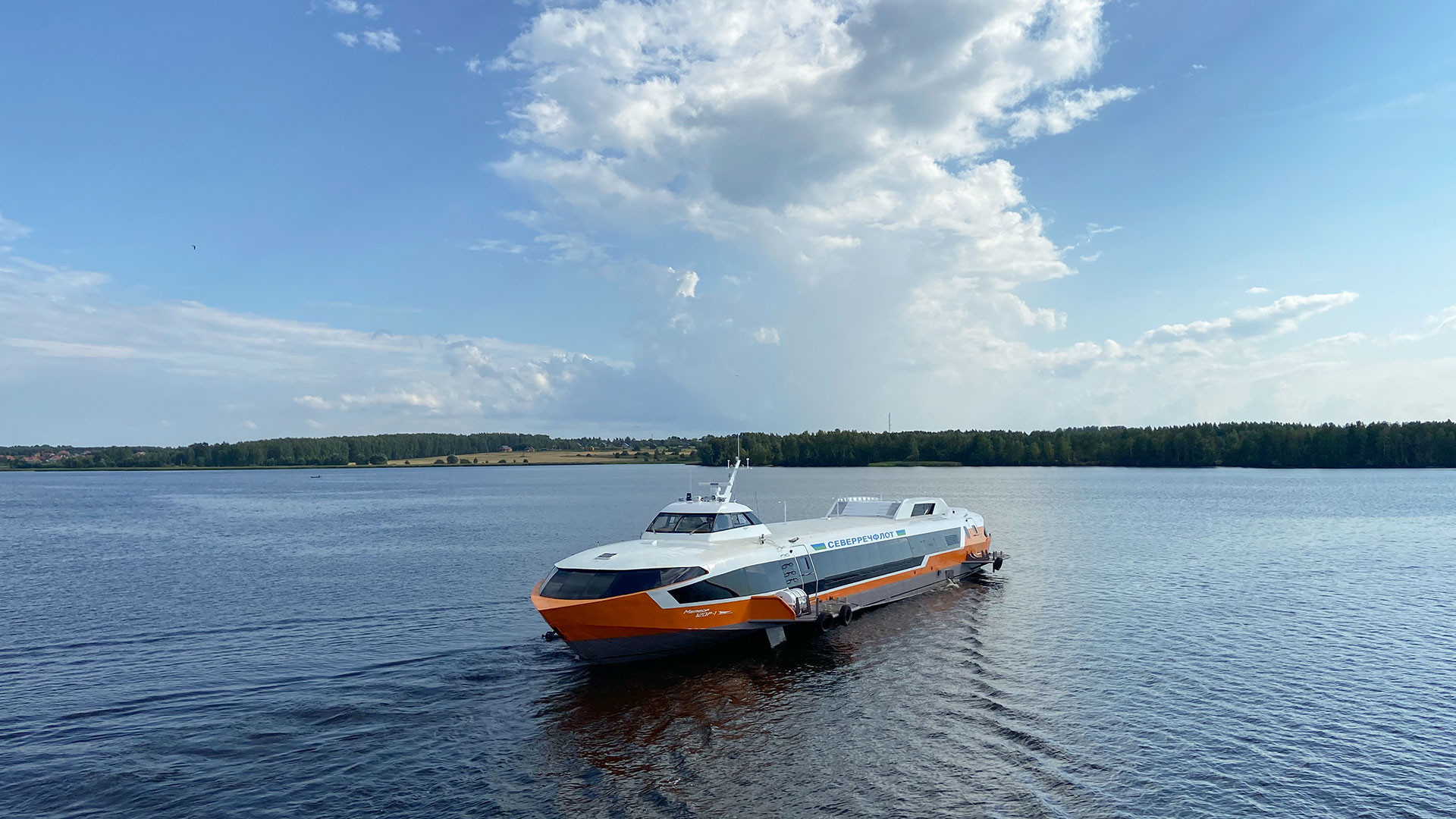 Rusija, Nižegorodska oblast, 3 kolovoza 2021. Svečano spuštanje na vodu broda s podvodnim krilima "Meteor 120R" (brzi putnički brod dizajniran za prijevoz 120 ljudi na udaljenosti do 600 km).