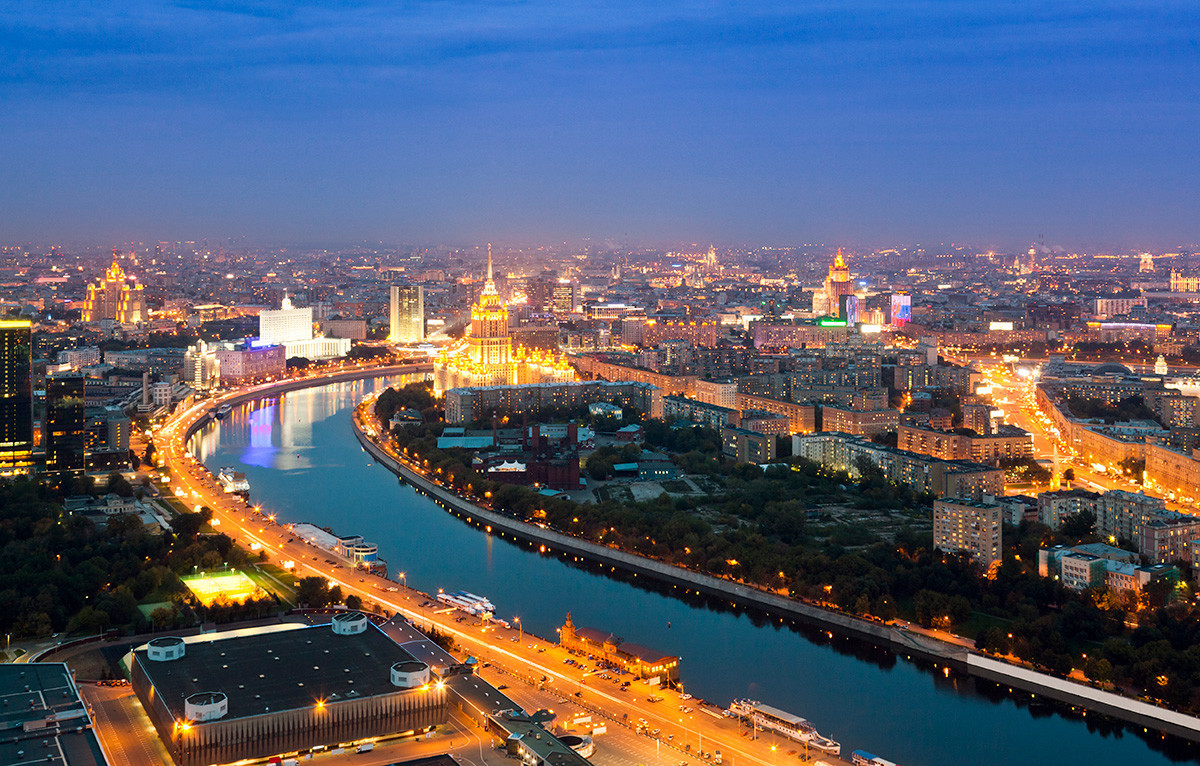 El río Moscova y las Hermanas de Stalin.